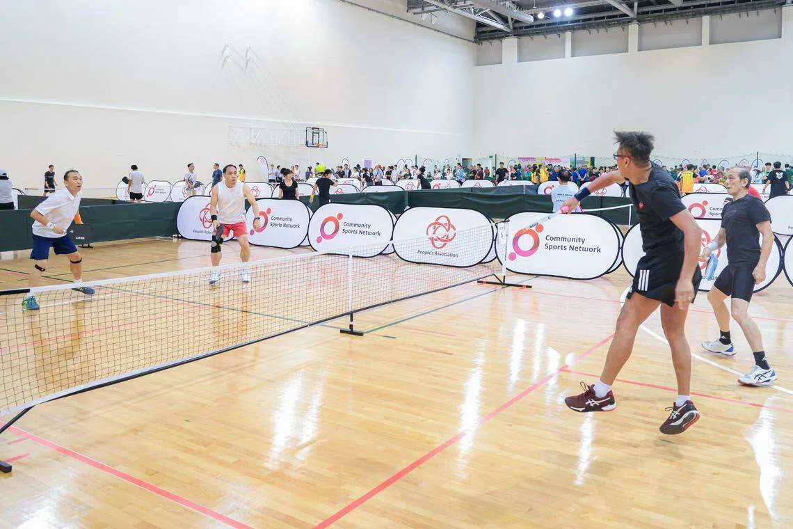 新颖的潮流运动匹克球近年热度攀升，是本届社区冠军杯的运动项目之一。（李冠卫摄）