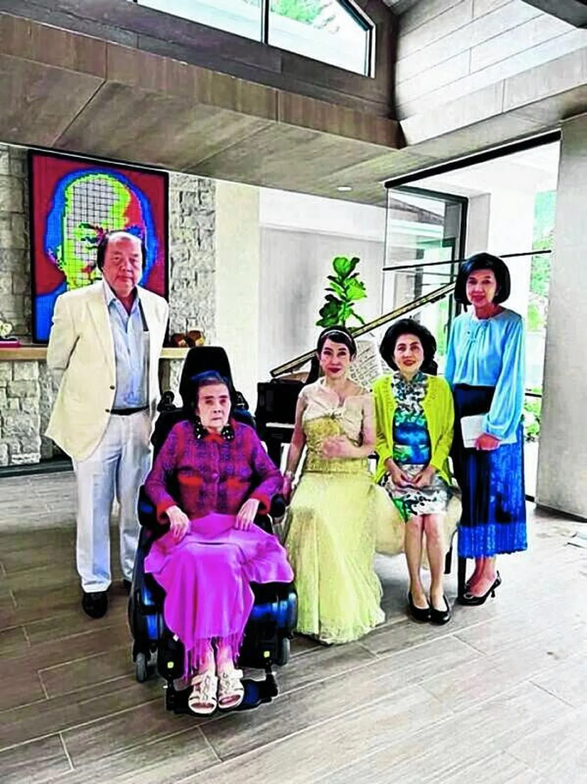 今年3月，翁俊民（左一）70岁庆生与家人合照，左二起是母亲谢珍玲、太太李红、大妹、小妹。（图/受访者提供）