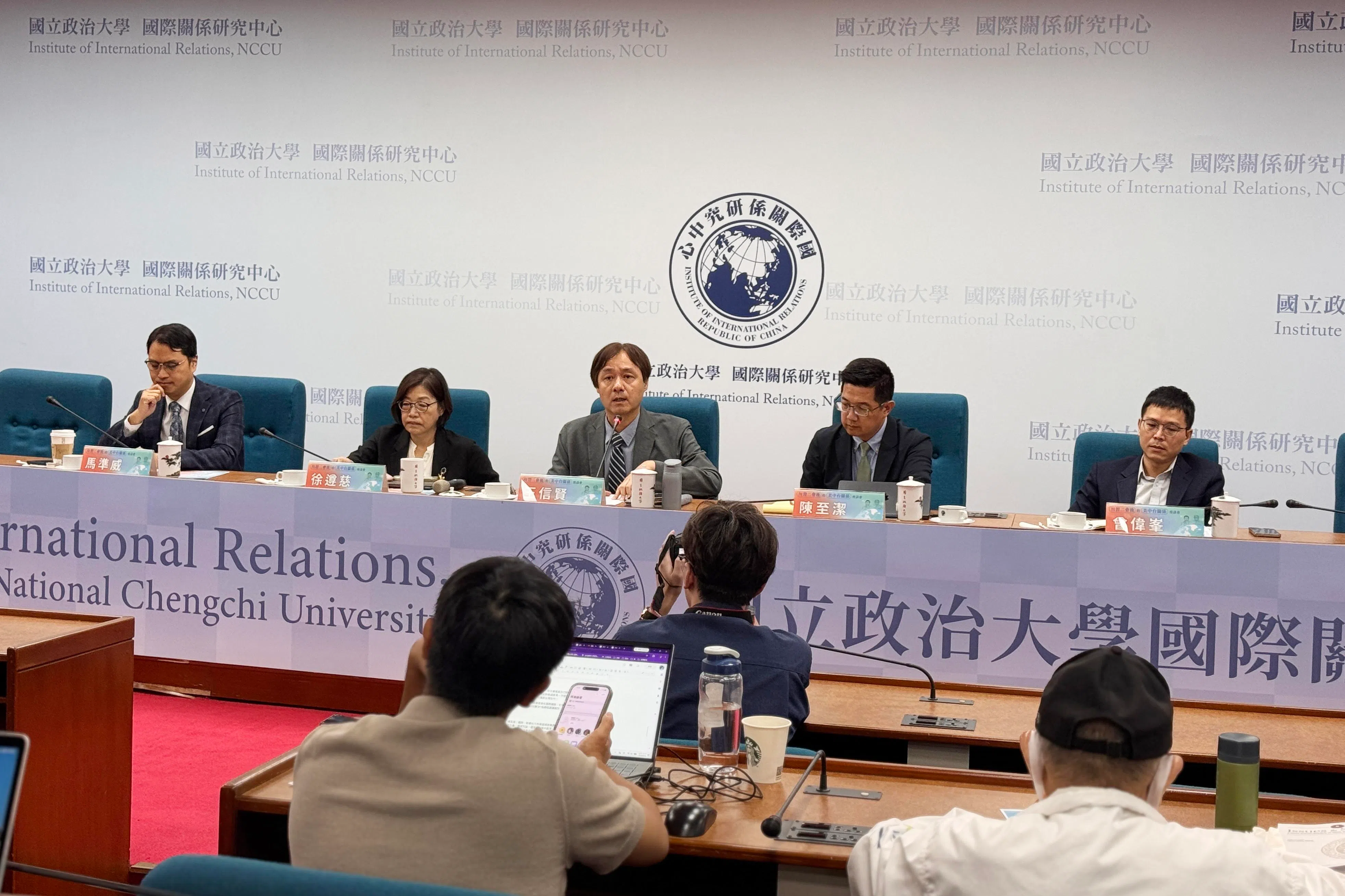 台湾政治大学国际关系研究中心9月29日举办“川习二会后的美中台关系”座谈会，分析美国对台军售及北京叙事战对台湾的影响。图中台上左起为淡江大学国际事务与战略研究所助理教授马准威、中华经济研究院台湾东南亚国家协会研究中心主任徐遵慈、政治大学国际关系研究中心主任王信贤、国关中心研究员兼副主任陈至洁，以及副研究员曾伟峯。（缪宗翰摄）