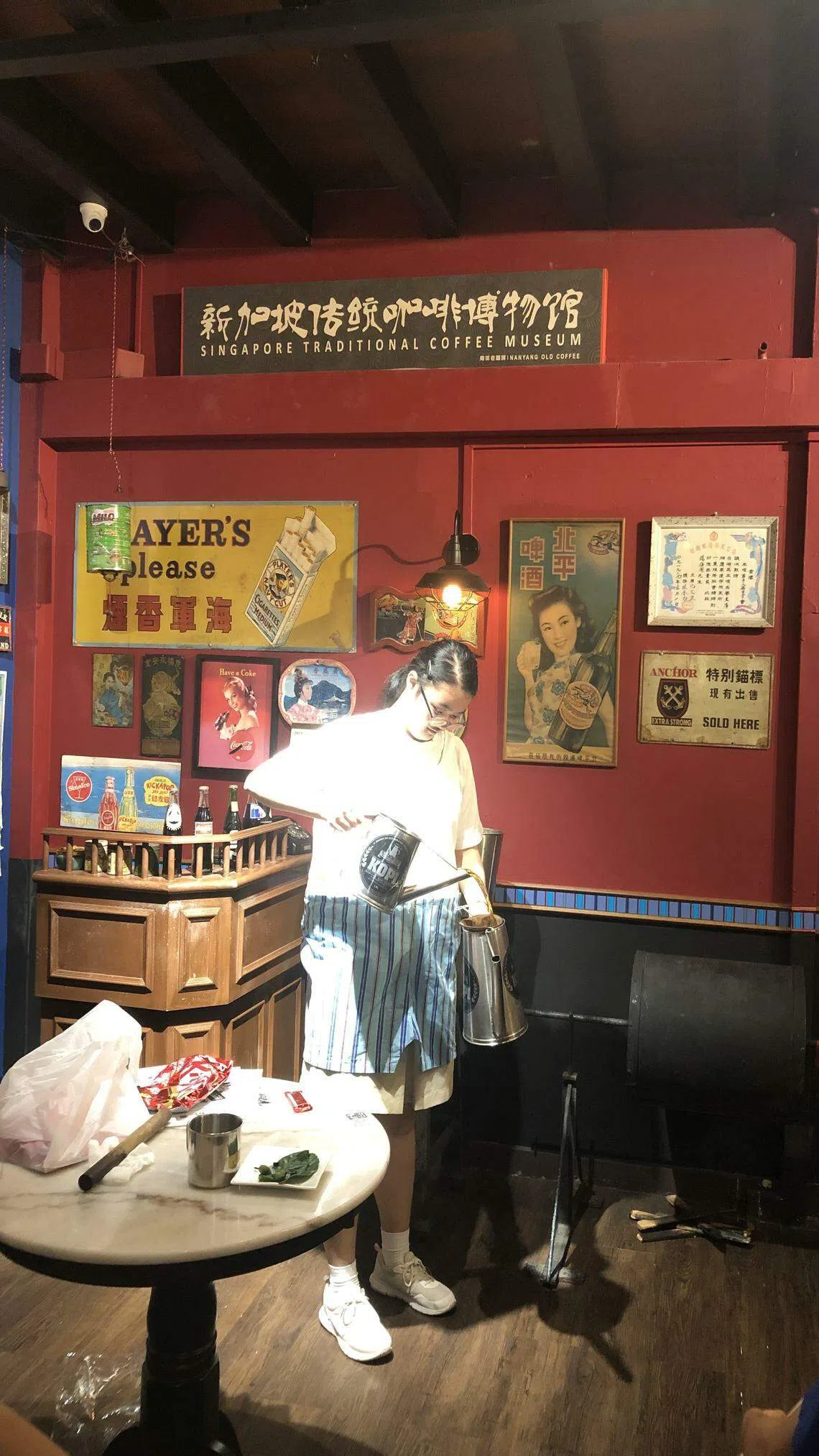 华中语特学生尝试冲泡一壶咖啡。（华中提供）