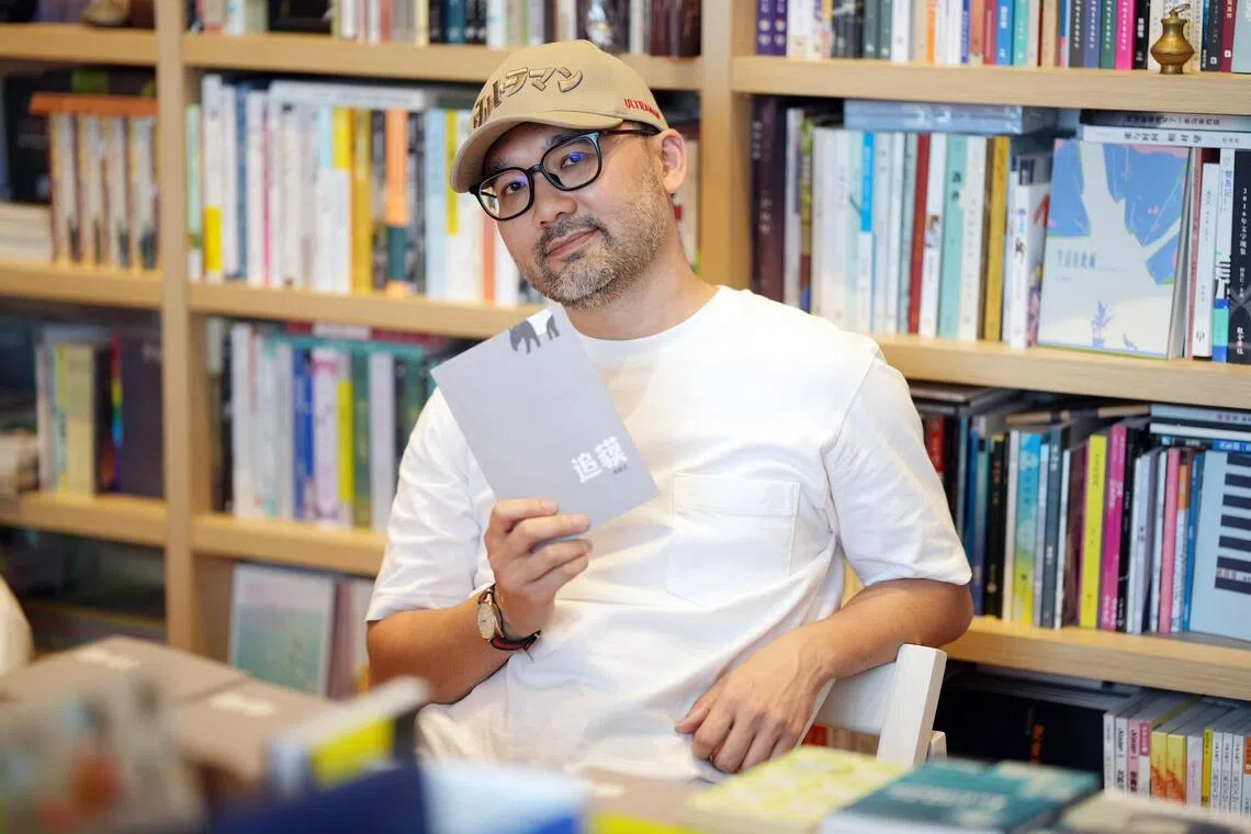 陈建文在小说内附上亲笔插画，左撇子的他翻转图文符号，穿梭于不同创作规范。（谢智扬摄）