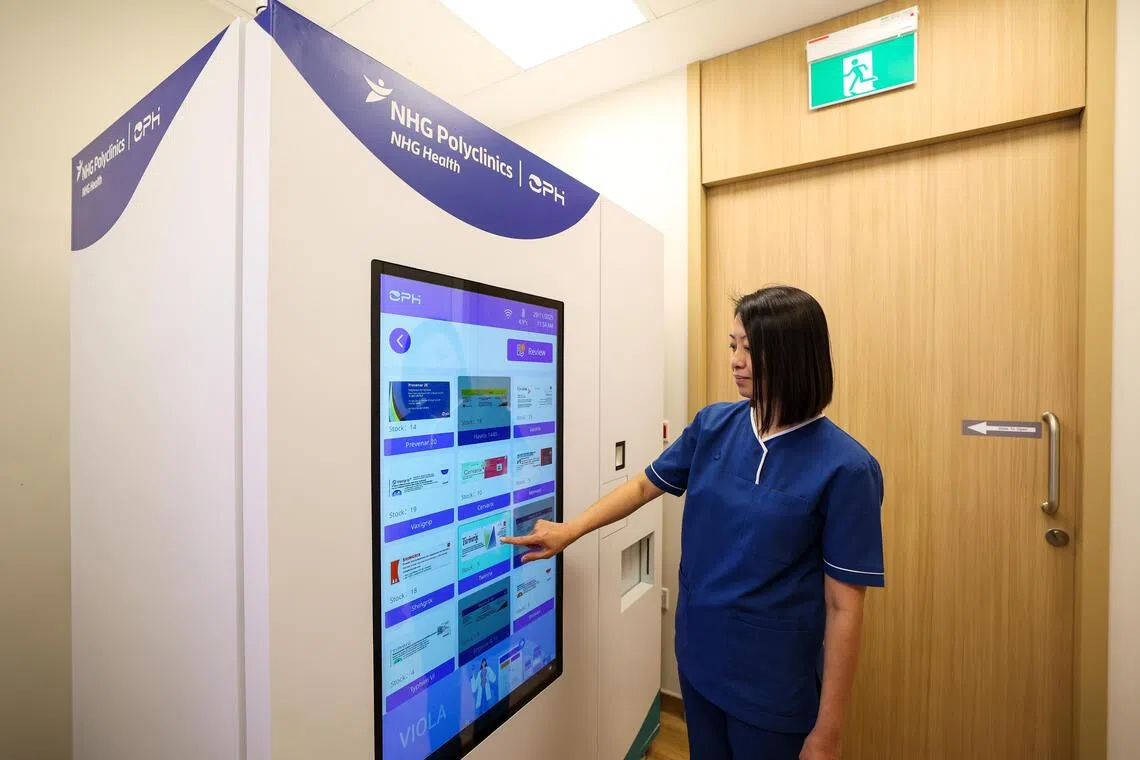 实龙岗综合诊疗所借助科技提升就诊体验，其中一项创新是人工智能疫苗管理系统。系统运用人工智能与自动化技术，实时监测储存温度、追踪库存与有效期，并通过预测分析优化库存规划，减少人为错误。高级护士西蒂（Siti Noraisyah，42岁）示范如何通过实时仪表板选择所需疫苗。（林明顺摄）