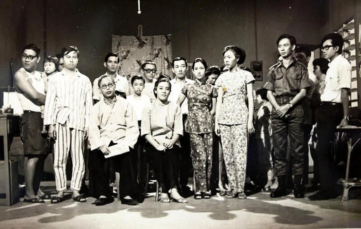 云昌凑（右五）早年演出黑白电视剧。（云昌凑提供）