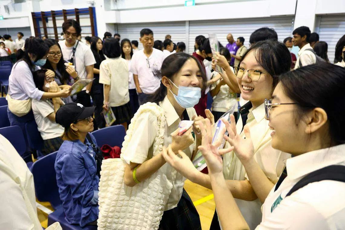 图为成康中学学生星期四到学校领取成绩。（郑一鸣摄）