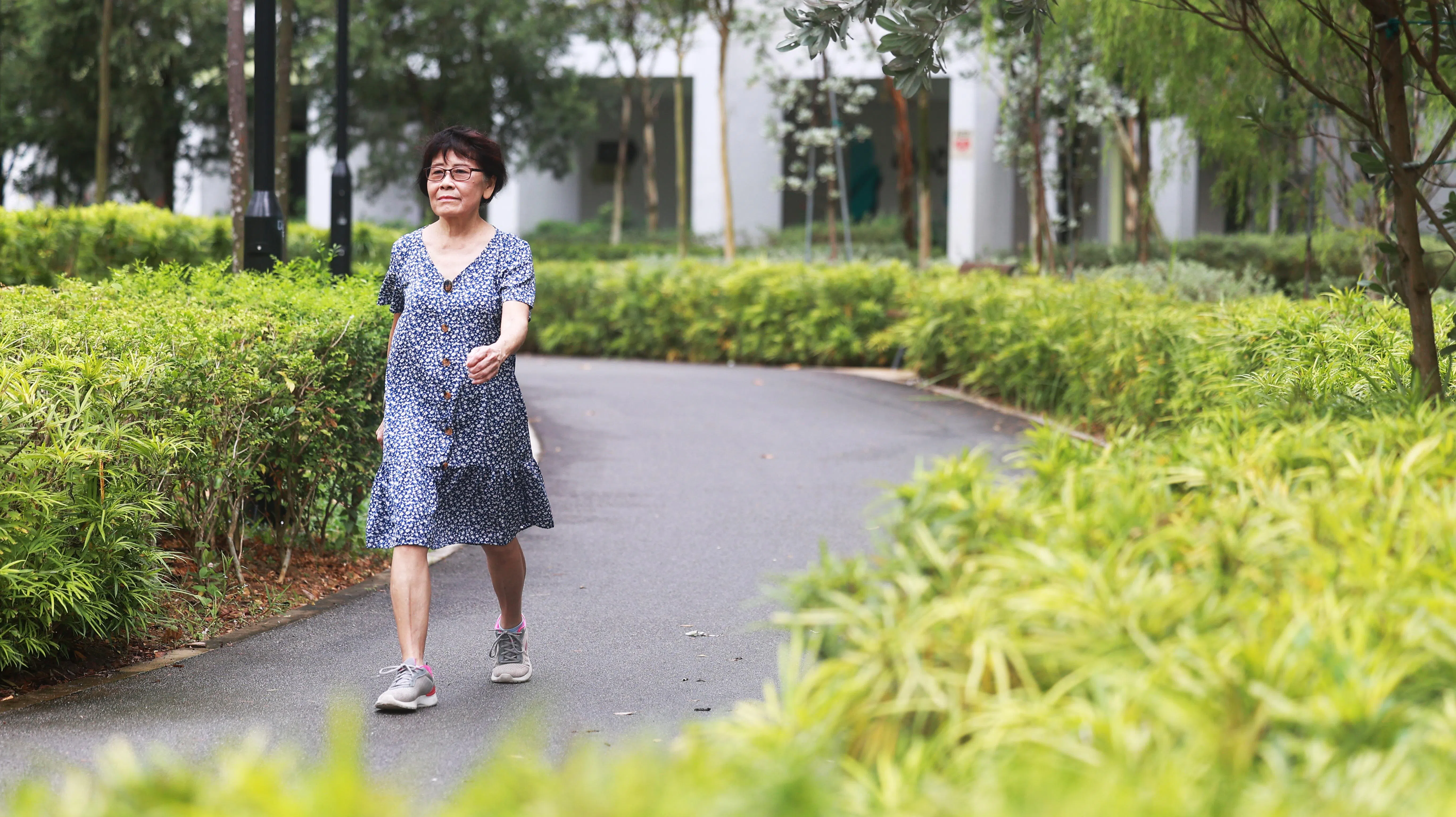 邹国慧几乎每天都会到附近公园散步，也会与邻居相约爬山等，积极活出精致晚年。（纪允贤摄）