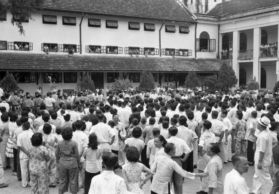 1956年10月25日，华侨中学学生集中在礼堂和教师内不肯离去，学生家长聚集。（档案照片）