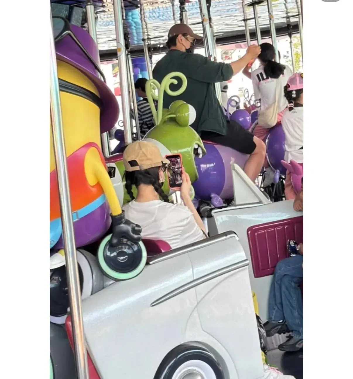 唐嫣（左起）用手机记录罗晋对女儿的疼爱动作。（互联网）