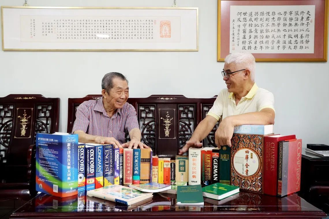 采访当天，林建成（右）邀请本地作家作家烈浦（陈川强，89岁）到家中做客。曾到过林建成在马来西亚新山排屋，陈川强直言，没想到林建成收藏了那么多书，更佩服他自费租下排屋，只为安置这些书籍。（邝启聪摄）