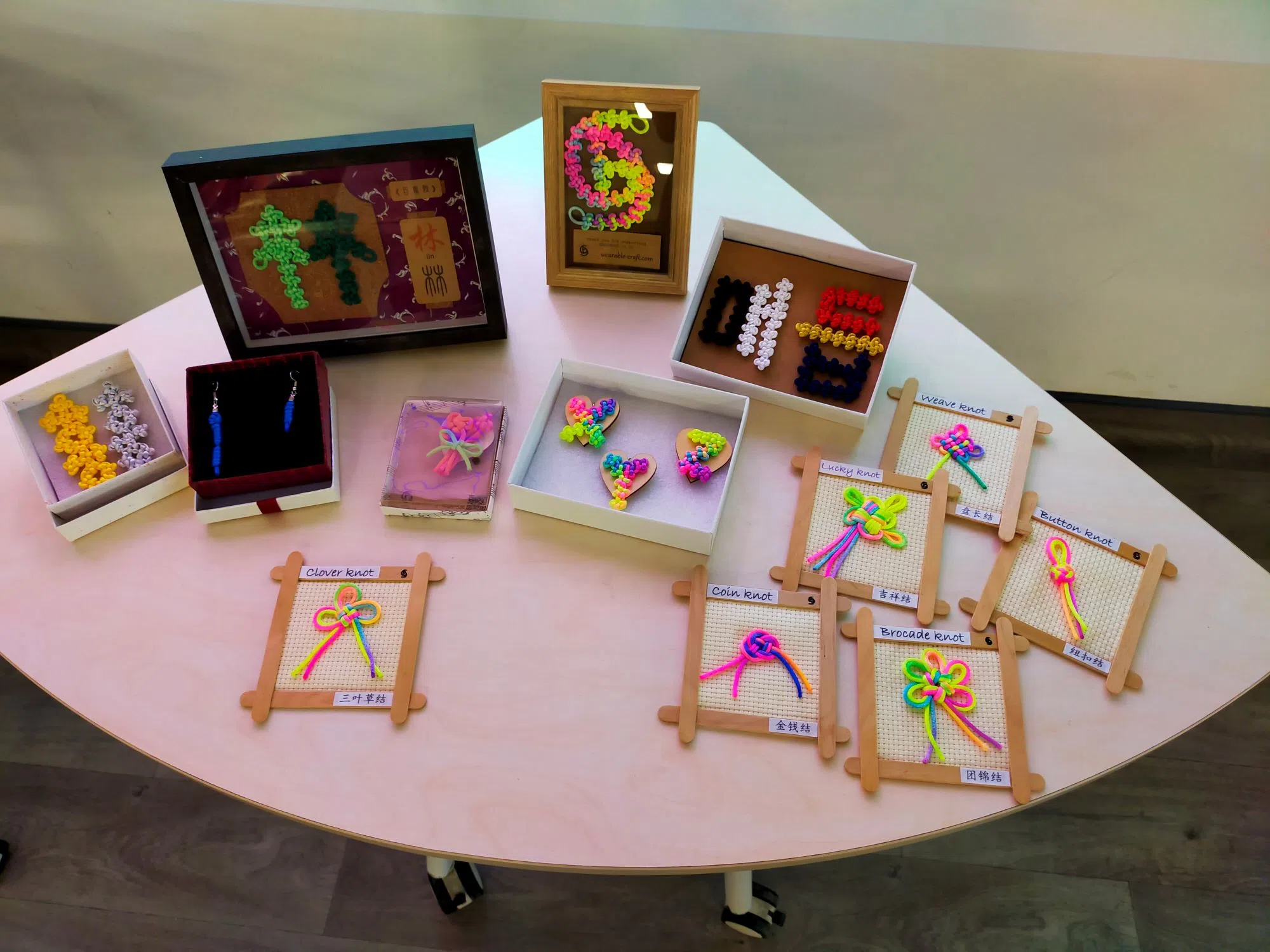 学生在参加中国结工作坊时，亲手编织中国结和装饰品。（莱佛士女中提供）