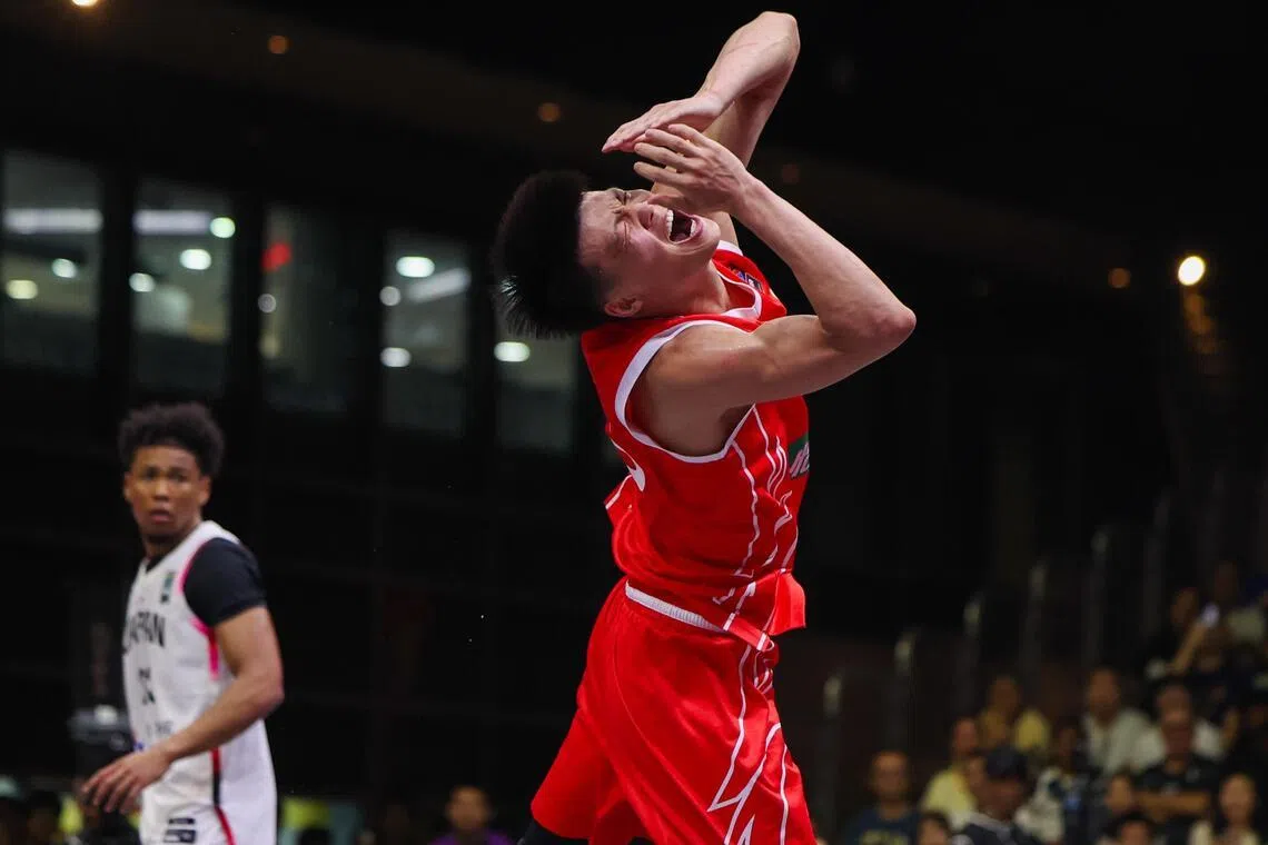 男子铜牌战对抗激烈，刘千豪一度脸部受伤倒地。（白艳琳摄）