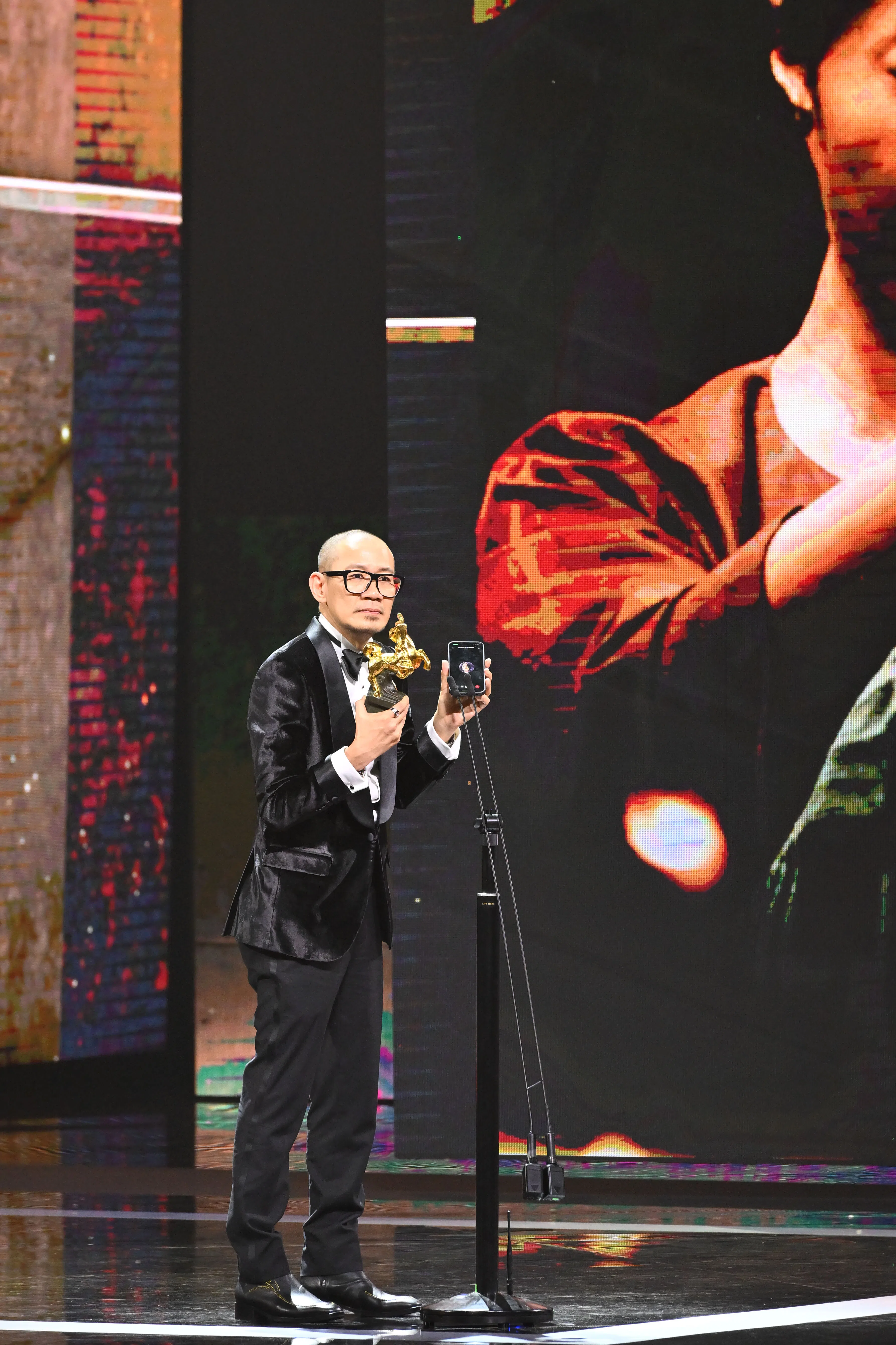 《地母》导演张吉安代范冰冰领取最佳女主角奖，并现场与她连线。（台北金马执行委员会提供）