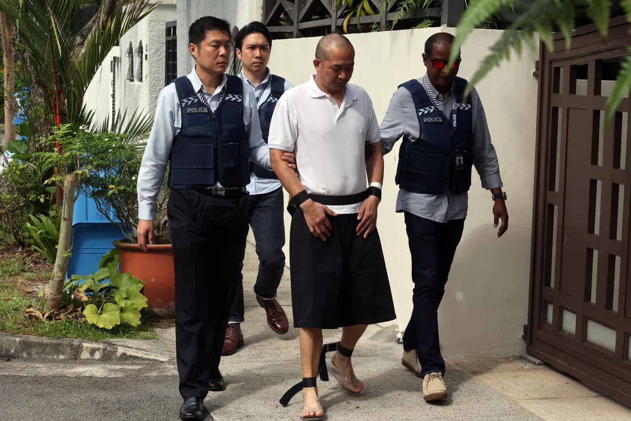 张永祥（52岁，白衣）同时被押回绿叶景私宅现场重组案情。据了解，张永祥从一个在装修的单位翻墙进入隔邻单位干案，冯云龙负责在门口把风。（邝启聪）