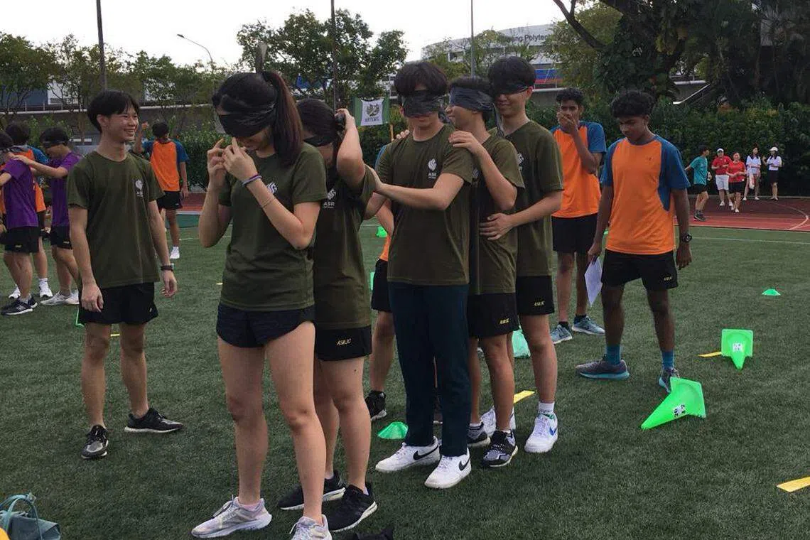 学生参加“逃脱森林“活动时，必须蒙上双眼且要听从队友的指令行走。（安德逊实龙岗初级学院提供）