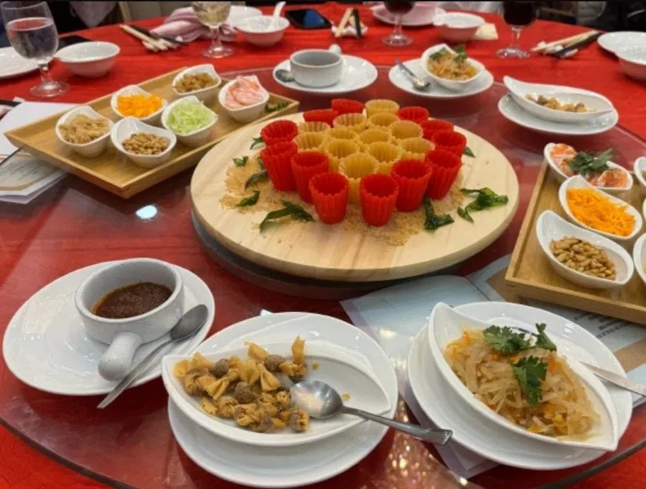 满桌丰富菜肴，充满浓郁南洋风味。（取自陈法蓉微博）