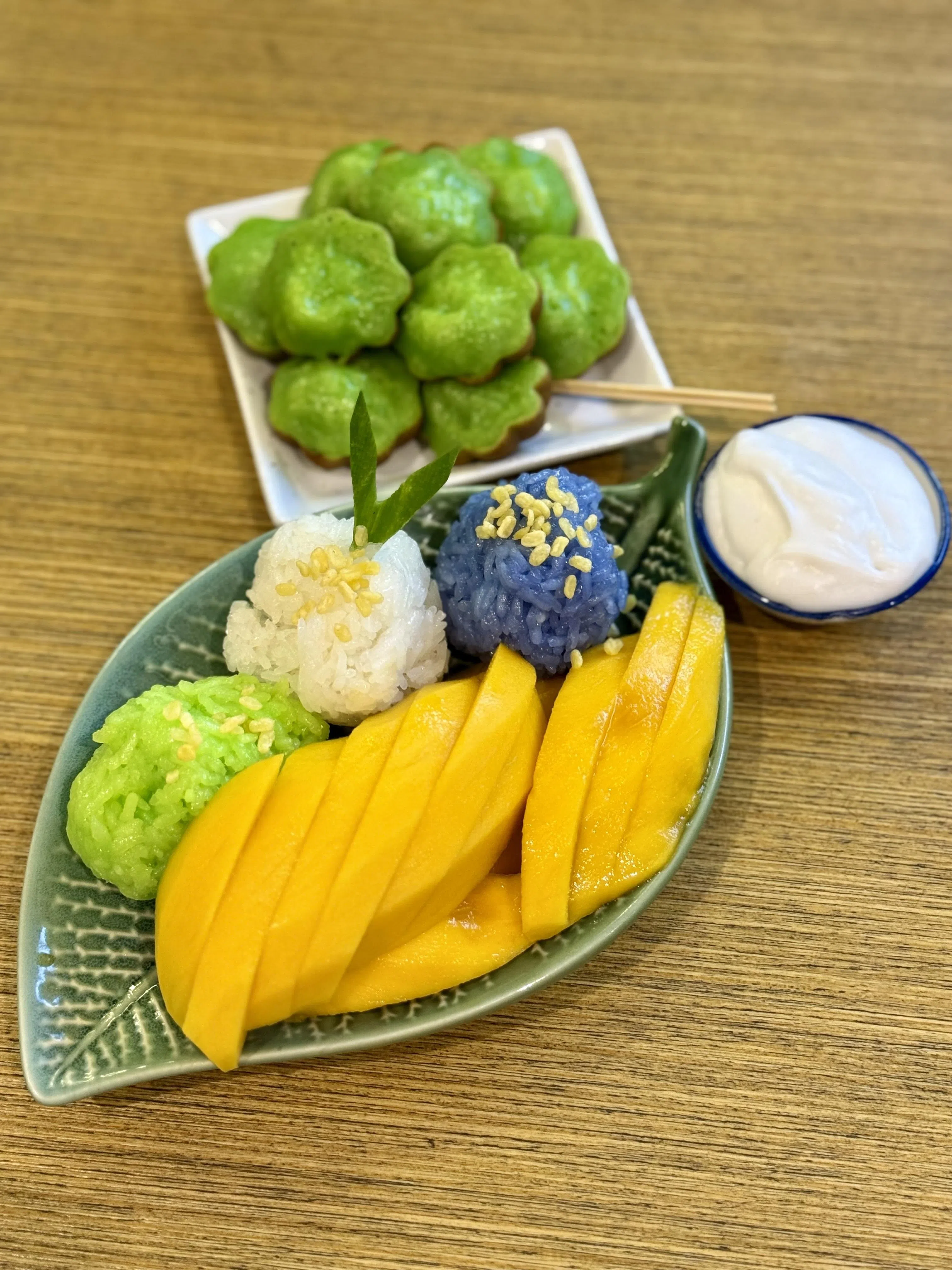 芒果糯米饭与泰式班兰小松糕，口味地道，香气扑鼻。（叶晓虹摄）