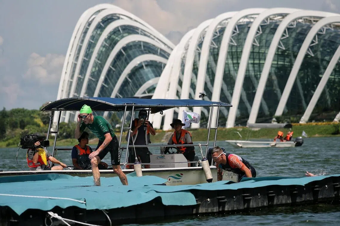 比赛当日，新加坡的温度和湿度都很高，怀尔德（绿衣）为此进行了专门的训练。（海峡时报）