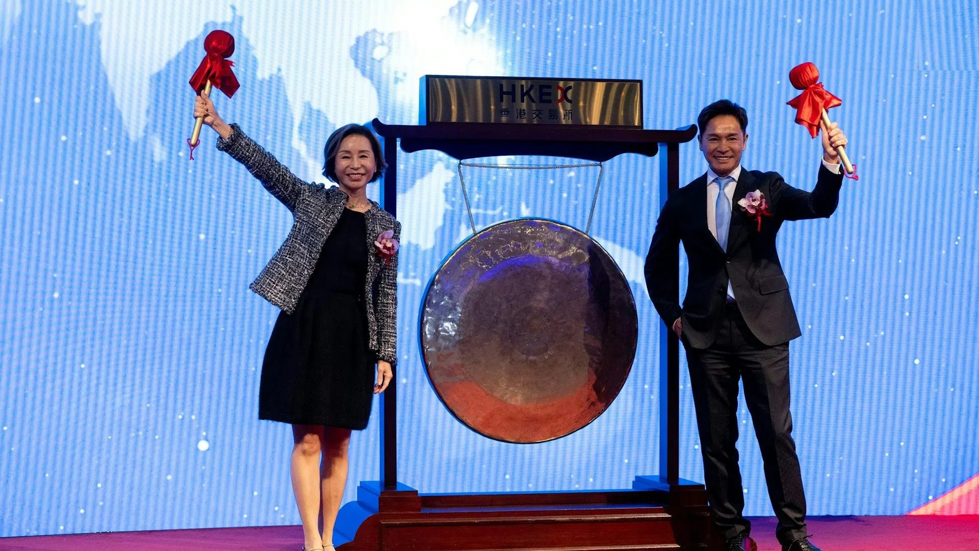 郭晋安（右）与姐姐郭致因共同创办的草姬集团，2024年底在香港挂牌上市。（互联网）