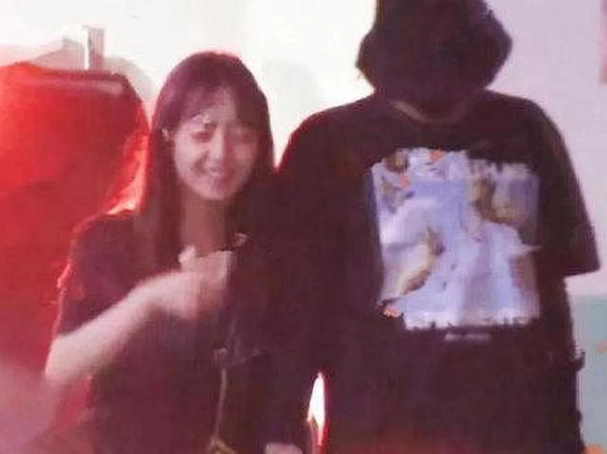 秦牛正威曾被拍到与吴亦凡牵手，疑似恋情曝光。（互联网）