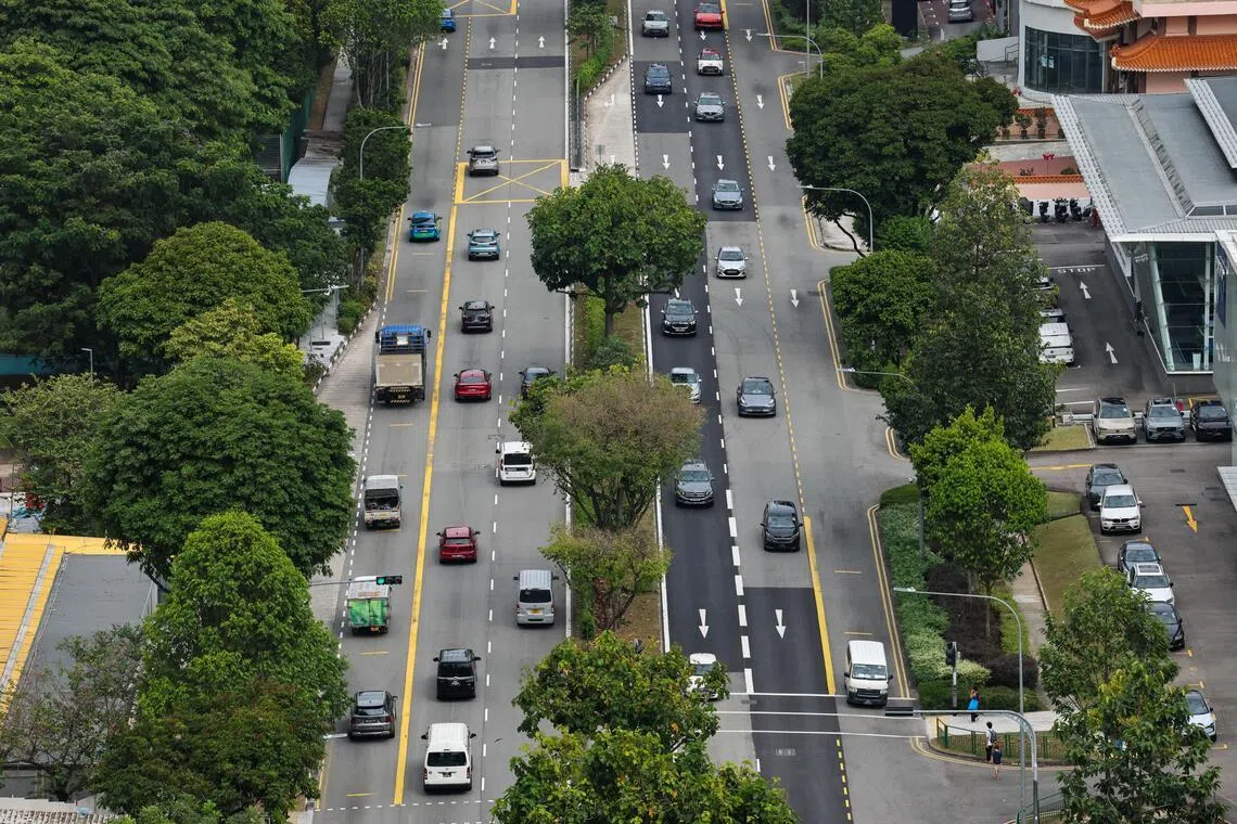 汽油价格近来几乎天天涨，不少车主开始向车商咨询纯电动车或混合动力车。（陈渊庄摄）