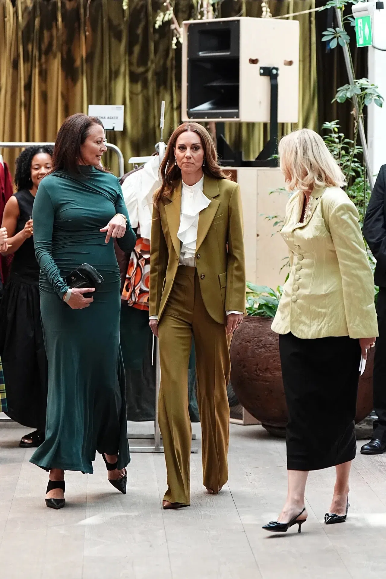 凯特王妃（中）穿着Victoria Beckham的品牌套装，被外界解读为力挺David Beckham夫妇。（路透社）