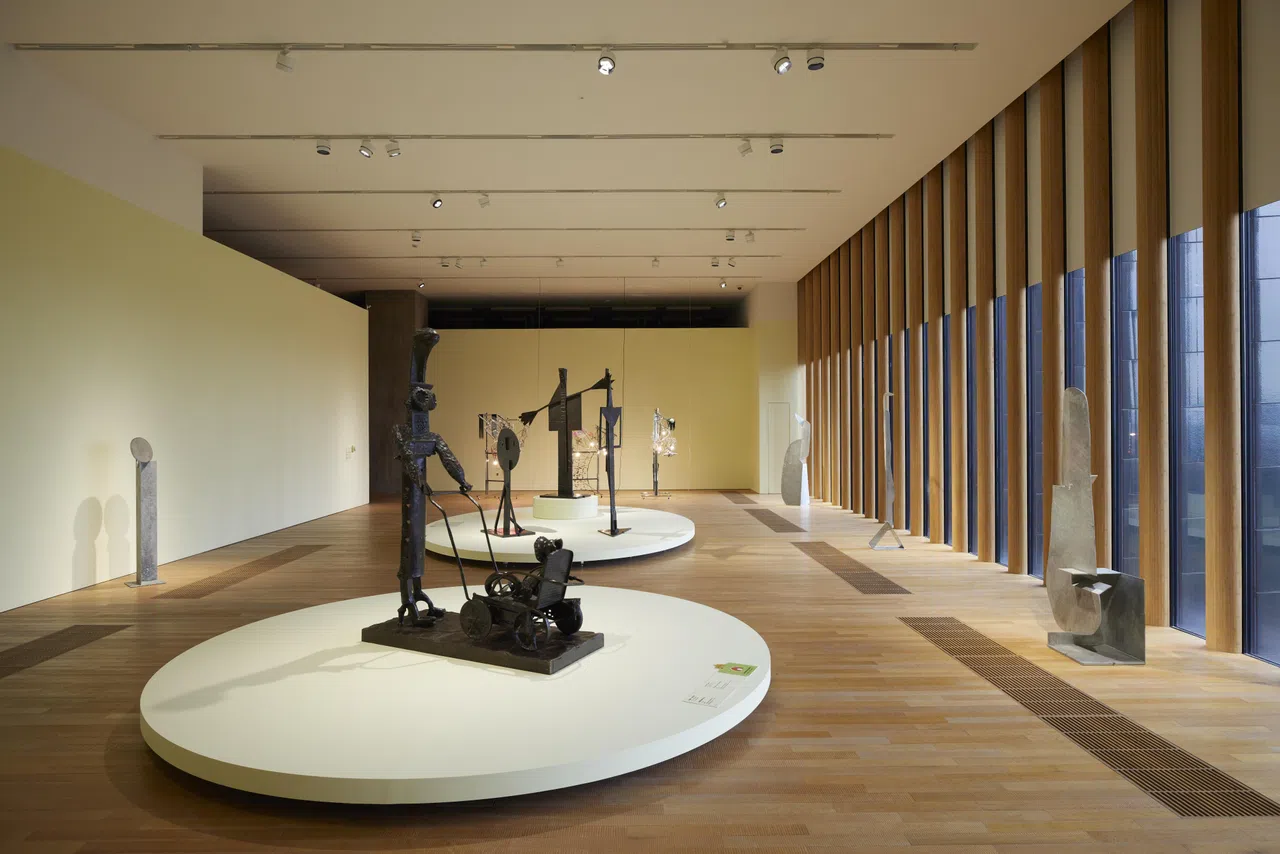 毕加索雕塑《推婴儿车的女人》（1950）和雕塑系列《游泳者》（1956）。（香港M+提供）