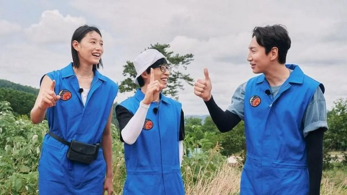 刘在锡（中）和李光洙（右）再次携手，带着排球女将金软景走访韩国各地的匠人。（互联网）