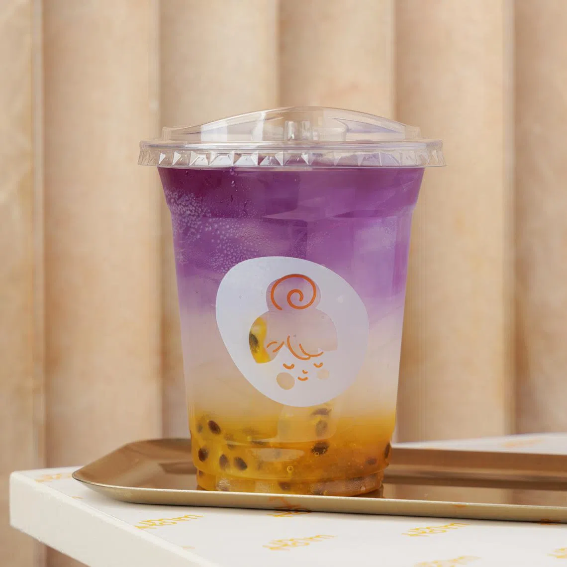 芒果百香果酱配紫色蝶豆花茶，色彩鲜艳。（餐馆提供）