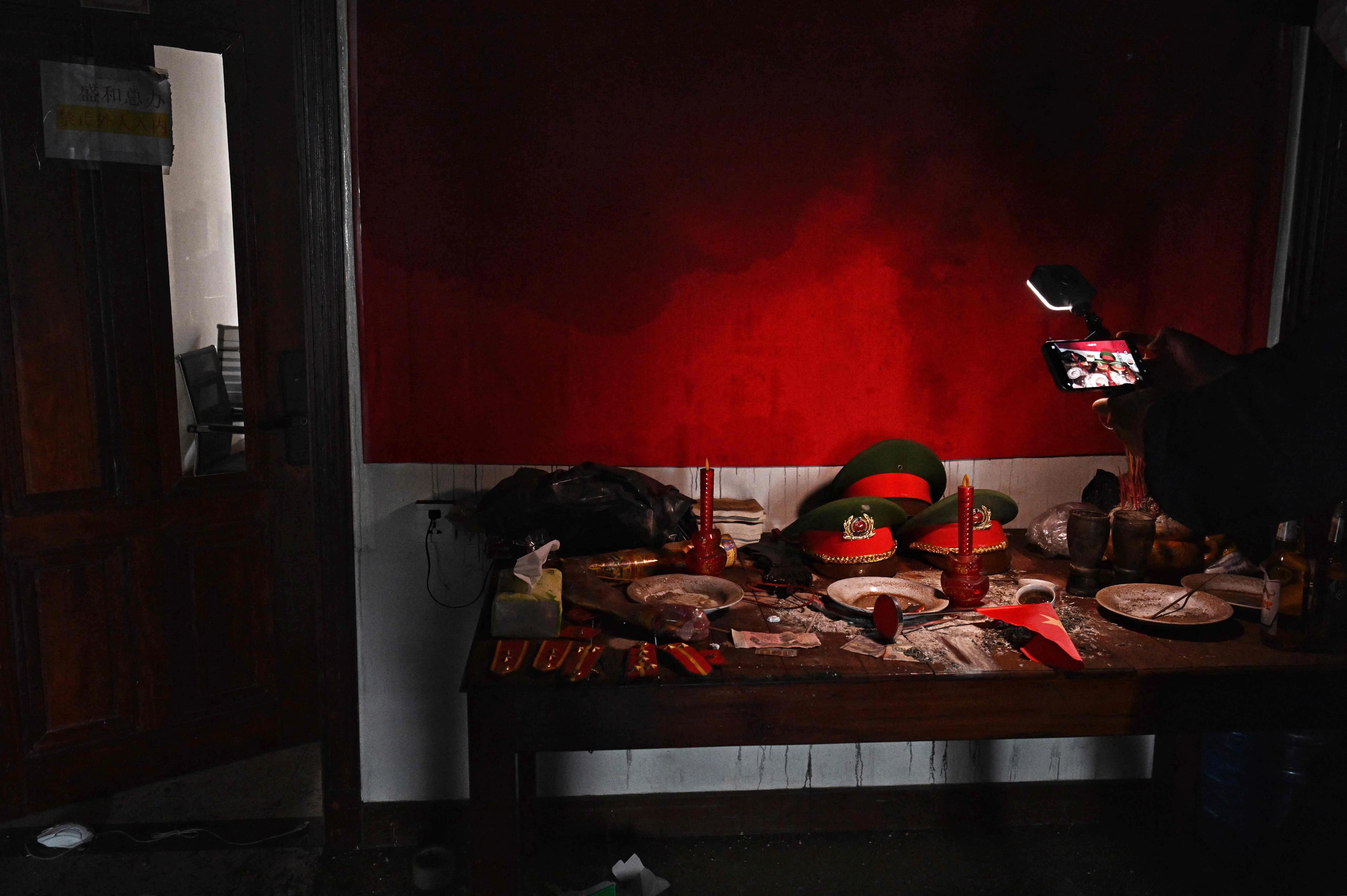 泰国政府带领媒体参观奥斯马废弃诈骗园区，其中一间办公室遗留了伪造的越南警察制服和帽子。（法新社）