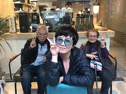 苗可丽（中）在母亲离世后，花更多时间陪伴父亲。（互联网）