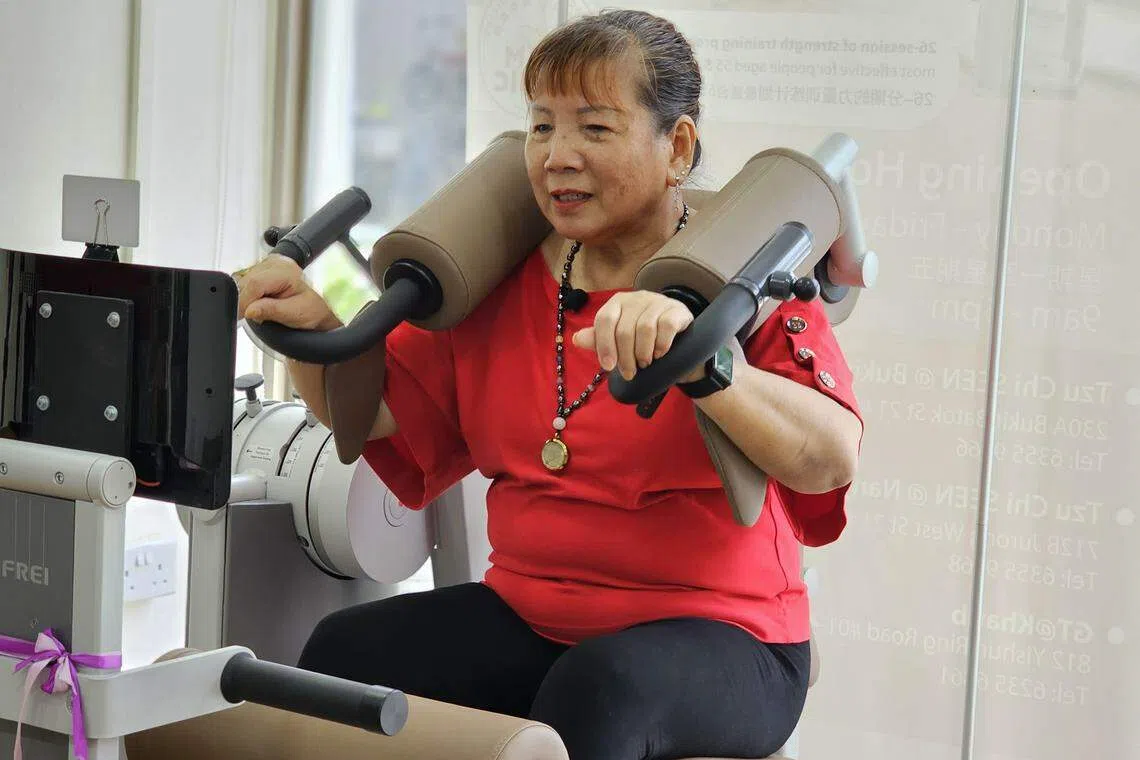 谢宝琴的体力在进行阻力锻炼后增强不少。（许淑美摄）