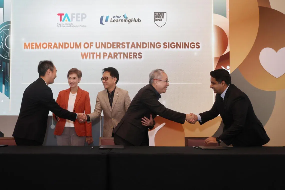 数码发展及新闻部长杨莉明（左二）星期四出席职总恒习新领导力学院的揭幕仪式和研讨会，并见证职总恒习与《哈佛商业评论》，以及劳资政公平与良好雇佣联盟等伙伴签署谅解备忘录，建立战略合作关系。　（唐家鸿摄）