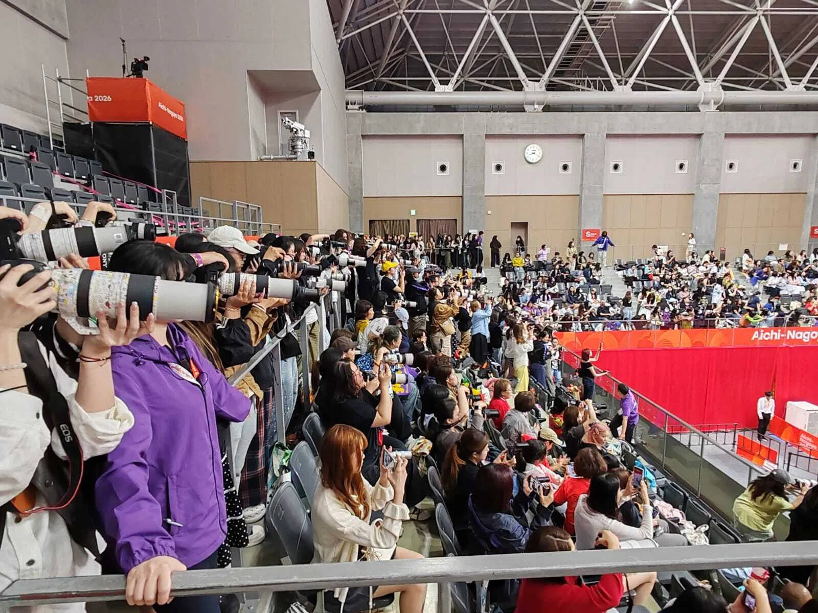 乒乓球赛场有大批支持混双“莎头组合”孙颖莎和王楚钦的中国粉丝，他们拿出专业相机拍摄偶像，将走道挤得水泄不通。（陈明耀摄）