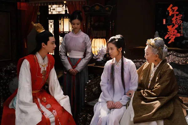 新版《红楼梦》的“贾宝玉”由边程（前排左）饰演，“林黛玉”由张淼怡（前排中）诠释。（互联网）