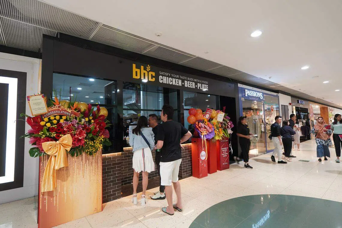 本地售价BHC门店坐立在滨海广场（Marina Square）。（王昀诗摄）