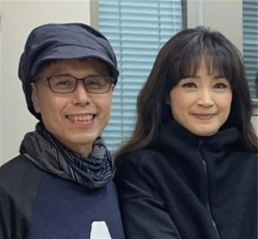 方季惟（右）不舍何厚华离世。（互联网）