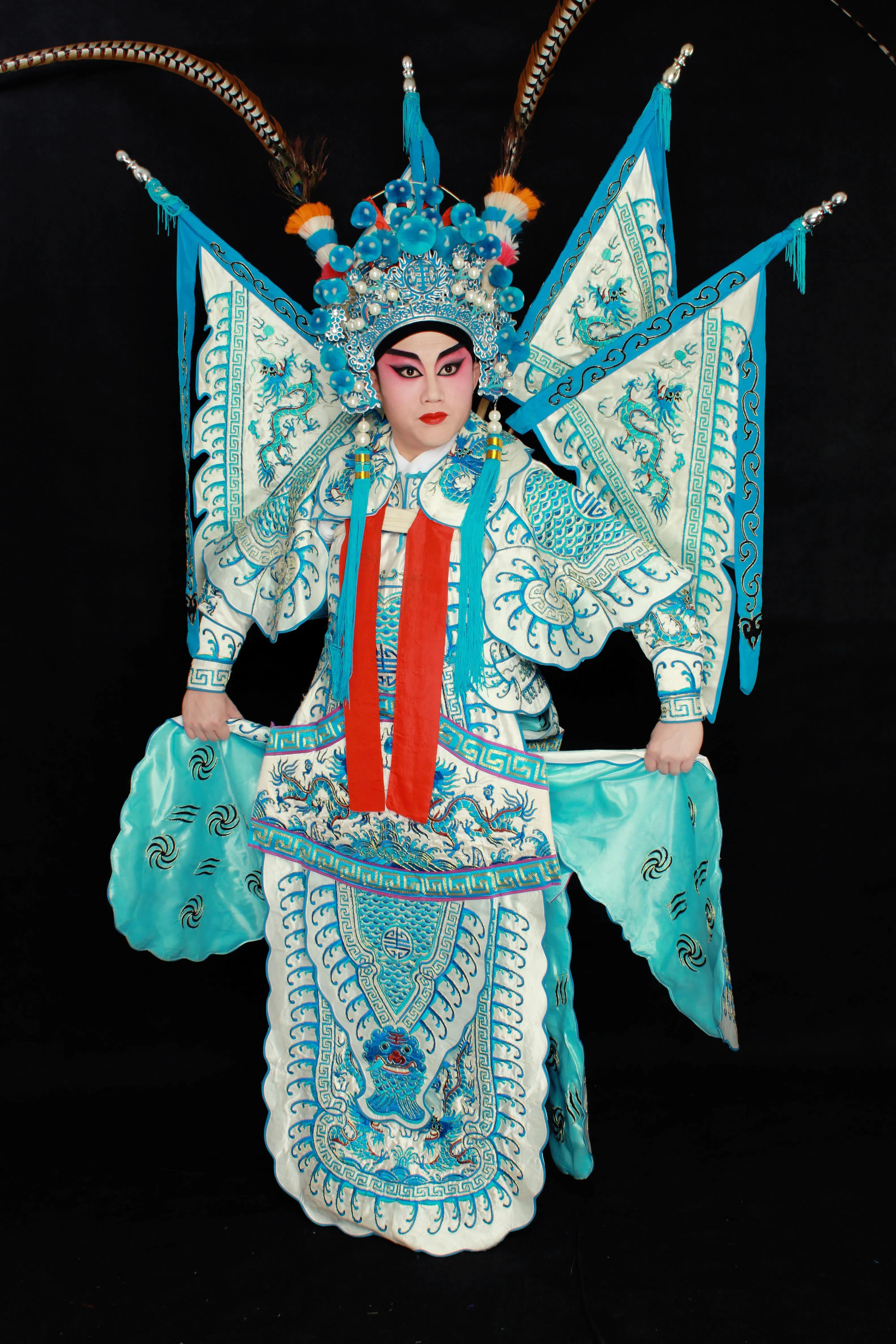 王俊明35岁才开始学戏，勤奋换来成果，2022年获“戏曲胡姬花奖”优秀演员奖。（敦煌剧坊提供）