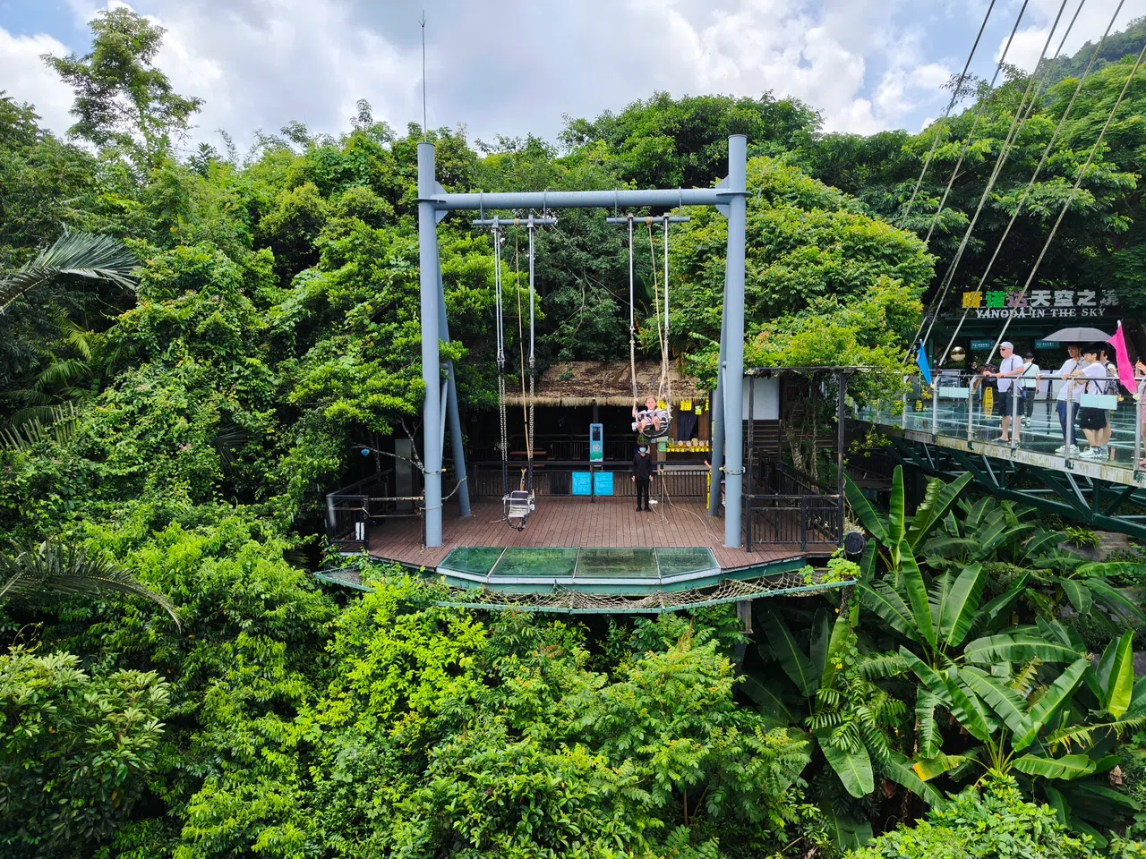 在绿茵环绕的山谷中荡秋千。（李雅歌摄）