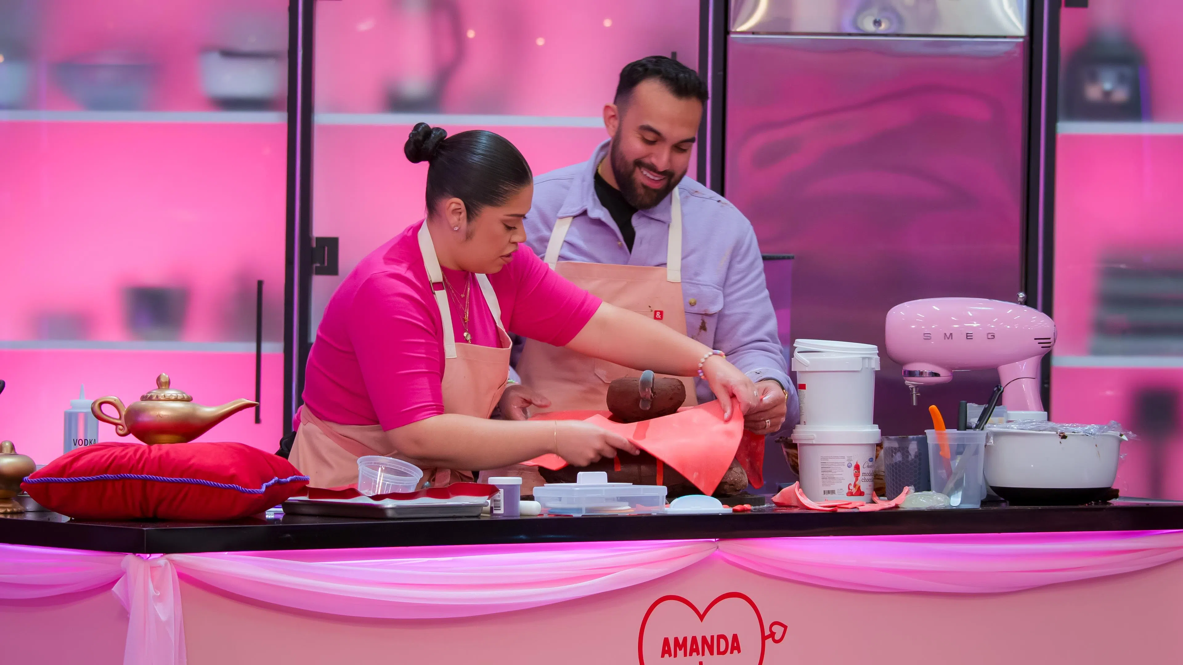 情侣参赛者在节目中制作与常见物品极为相似的蛋糕，试图骗过评审的眼睛。（Netflix提供）