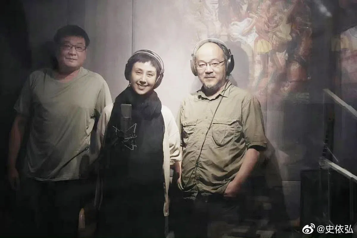 史依弘（中）与窦唯（右）合作音乐作品后合影。（图/互联网）