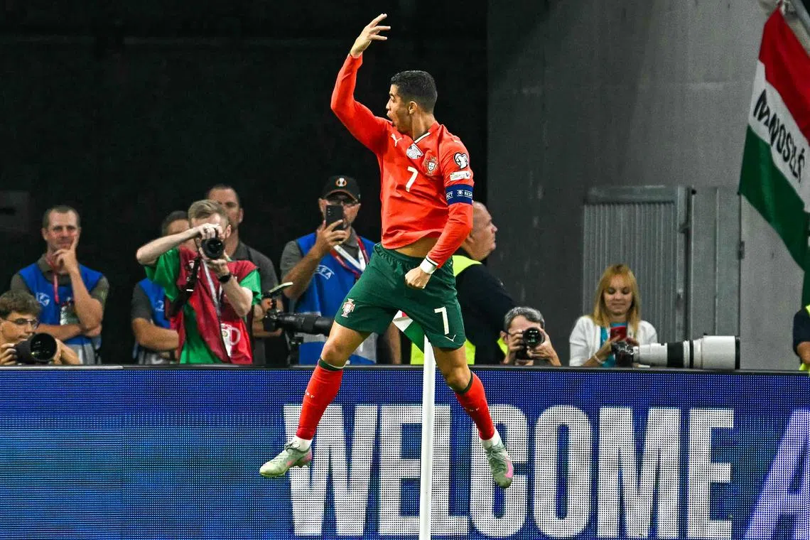 葡萄牙球星罗纳尔多在射入罚球后，做出标志性的“Siu”庆祝动作。（法新社）