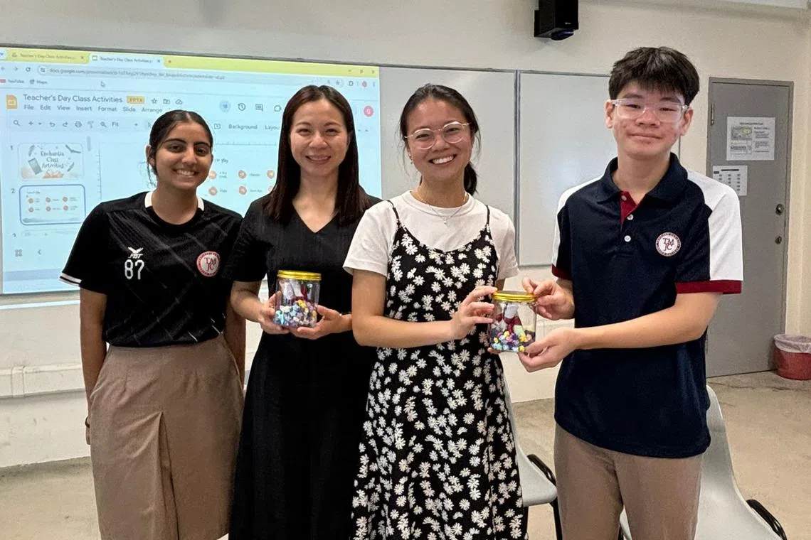 班长与学生互助领袖将装有纸星星的罐子献给级任老师。（淡滨尼美廉初院提供）