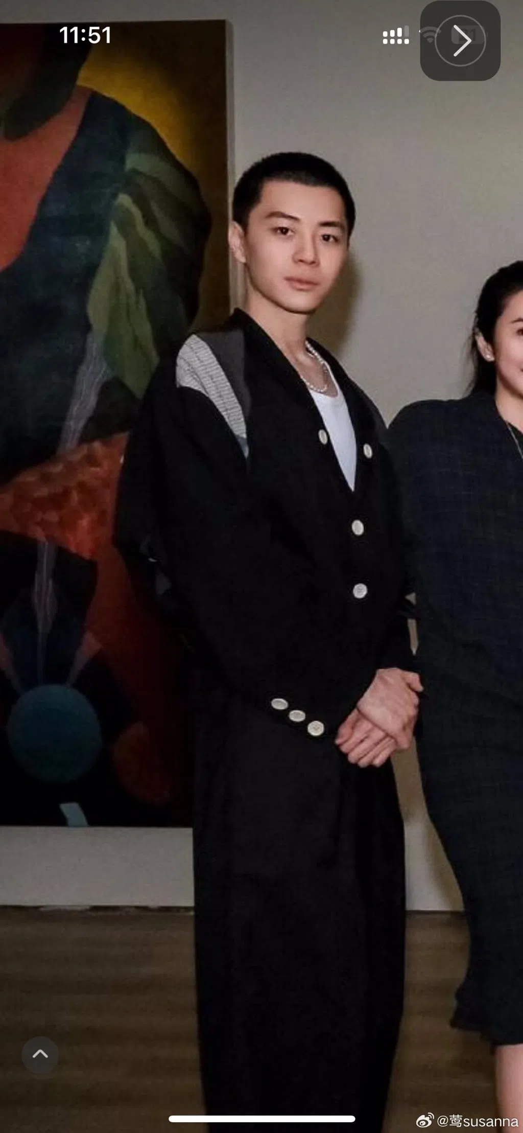 网民挖出平头男子的照片，有人认为他长得像陈晓，有人则不同意。（取自微博）