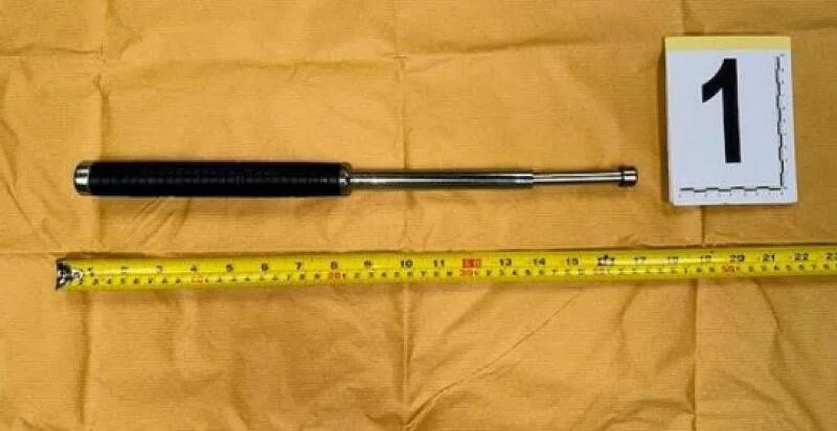 警方没收了一把甩棍作为证物。甩棍长约17公分，黑色握柄约有八公分，前端可调节伸缩。（新加坡警察部队提供）