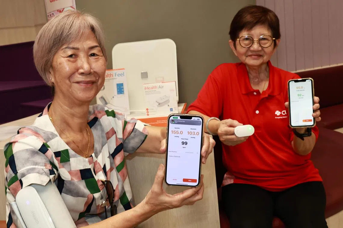 年过七旬的杨翠玲（左）和杨初芬（右）在计划下，每天定时检查身体，更加了解自身的健康情况。（特约陈来福摄）