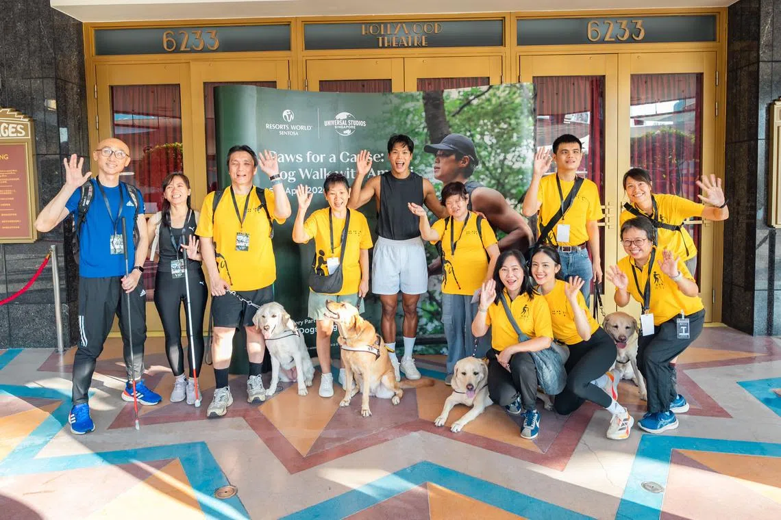 Amotti与Guide Dogs Singapore的伙伴们一起合照。（Resort World Sentosa提供）