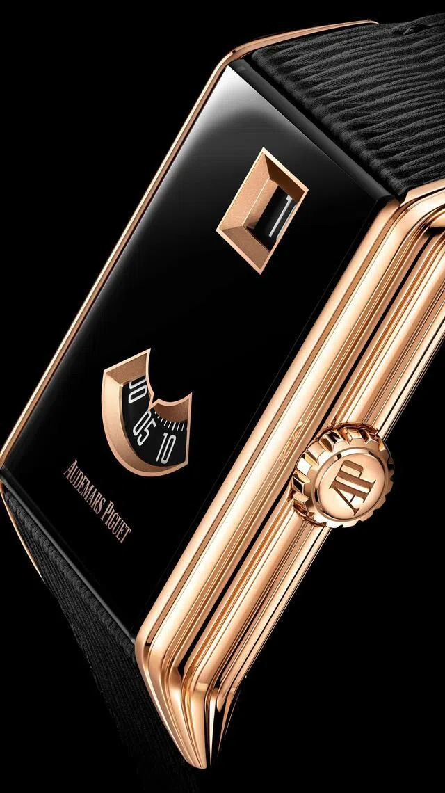 Neo Frame表盘采用黑色PVD蓝宝石水晶玻璃，以金色外框勾勒小时与分钟视窗。（爱彼提供）