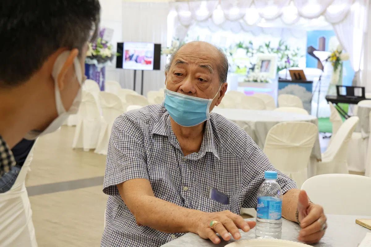 周炳麟2018年在近百名前学生的陪伴下，返回新民中学庆祝100岁大寿，以及他和太太黄亚民的70周年白金婚姻。（档案照）