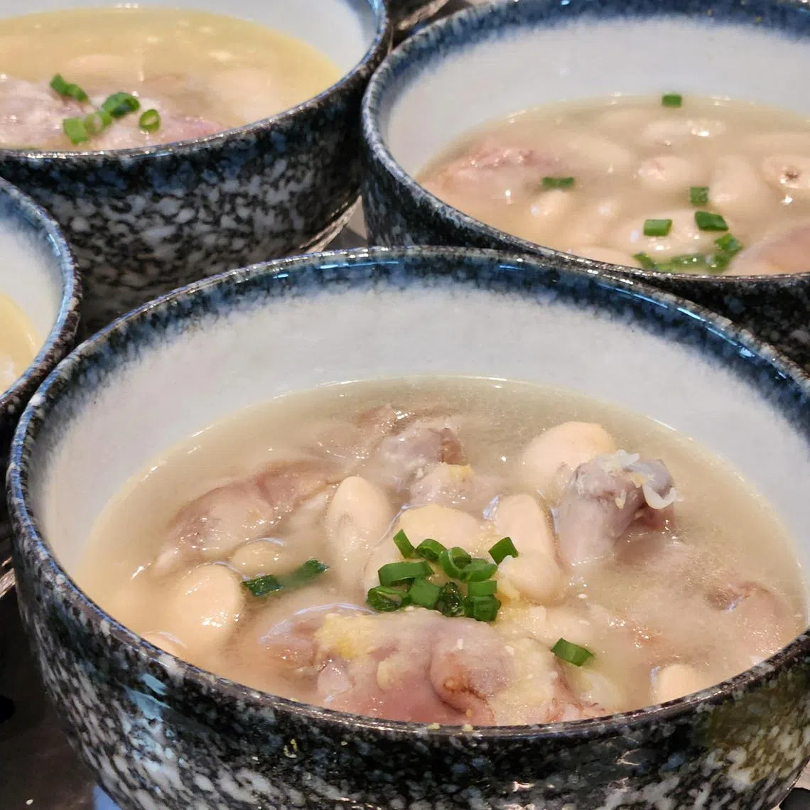 宽窄巷子特色蹄花一碗售价$8。（陈爱薇摄）