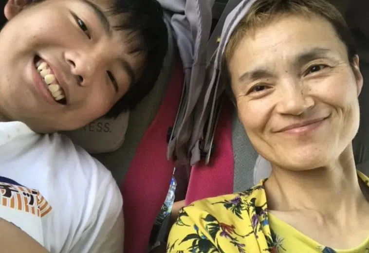 菅原初代（右）与患注意缺陷多动障碍综合征的儿子合照。（互联网）