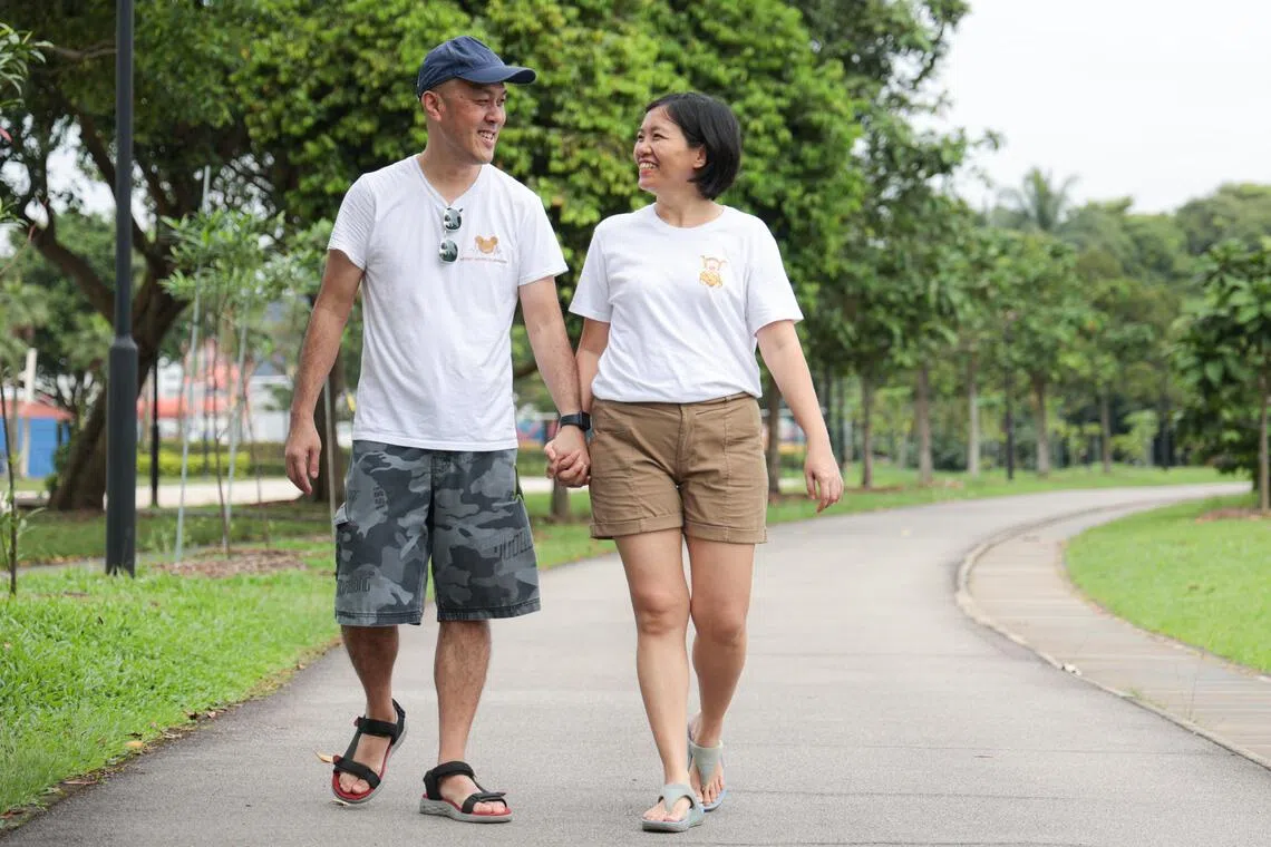 虽然在养育五个孩子的路上，得付出许多时间与精力，但蔡烈铭和卢家盈觉得一切都是值得的。（李冠卫摄）